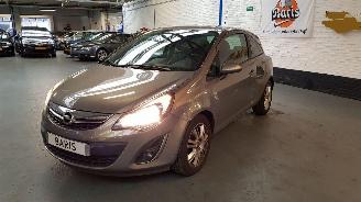 Voiture accidenté Opel Corsa 1.4 16V TWINPORT  BENZ 1.398CC 74KW 101PK 2014/8