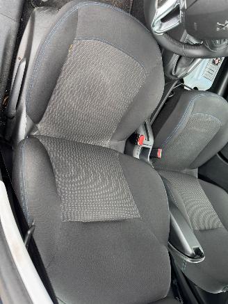 Peugeot 208 1.2 PureTech Signature BJ 2019 picture 13