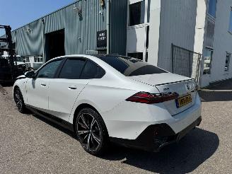 skadebil auto BMW 5-serie 550e xDrive 375 kw bj 2025 2025/2