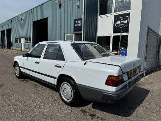 Mercedes E-klasse 200-500 AUTOMAAT (W124) 200 BJ 1988 141.353 KM picture 3
