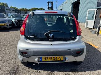 Peugeot 107 Peugeot 107 1.0-12V Urban Move picture 4