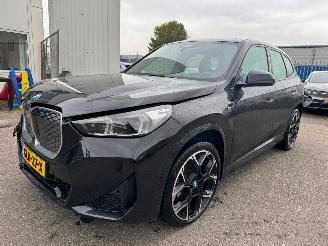 krockskadad bil auto BMW iX1 eDrive20 67 kWh BJ 2024 2024/9