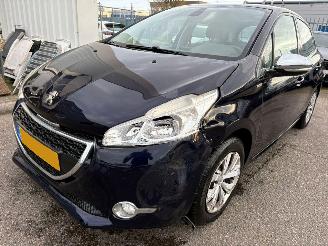 Vaurioauto  passenger cars Peugeot 208 1.2 VTi Urban Soul AUTOMAAT 2013/10