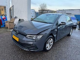 krockskadad bil auto Volkswagen Golf 1.0 eTSI Life AUTOMAAT 2022/3