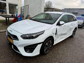 krockskadad bil auto Kia Cee d Sportswagon 1.6 AUTOMAAT GDI PHEV DynamicPlusLine BJ 2023 74.883 KM 2023/1