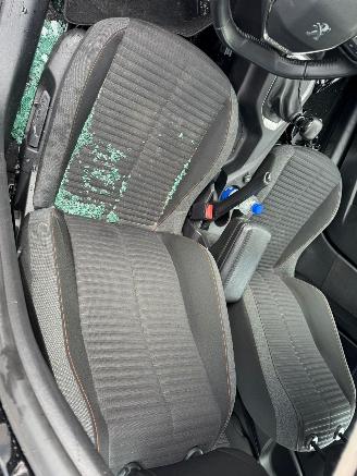 Peugeot 208 1.2 PureTech Active Pack picture 19