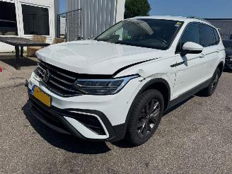 krockskadad bil auto Volkswagen Tiguan Allspace 1.5 TSI Life Business 7p. 2023/6