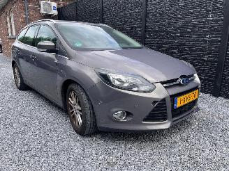 Damaged car Ford Focus 1.0 ecoboost 2014/11