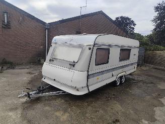 krockskadad bil caravan Hobby  525 1998/1