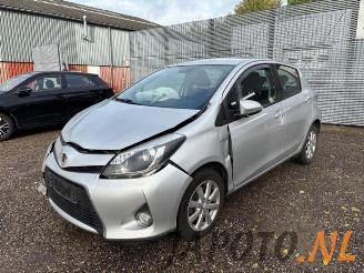 Coche siniestrado Toyota Yaris Yaris III (P13), Hatchback, 2010 / 2020 1.5 16V Hybrid 2013/1
