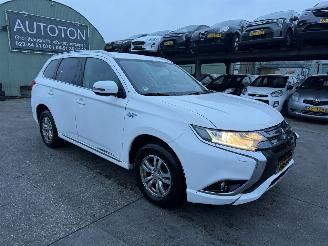 krockskadad bil auto Mitsubishi Outlander 2.0 PHEV 89KW Autom. Clima Navi Led Business Edition NAP 2015/12