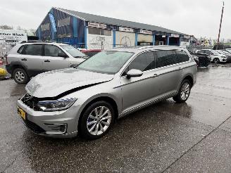 Schadeauto Volkswagen Passat 1.4 GTE 115KW DSG Pano Clima Navi Led Connected Plus Series 2016/12