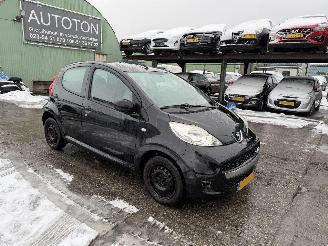 damaged passenger cars Peugeot 107 1.0-12V XR 50KW Airco Navi 5-Drs NAP 2011/9