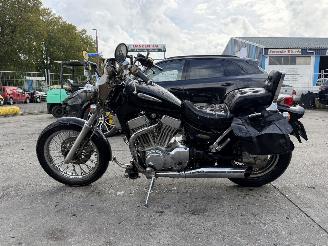 Vaurioauto  motor cycles Suzuki Intruder C 1400 CS Chopper 45KW 1998/1