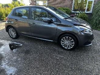 Peugeot 208 1.2 THP 110 signature picture 8