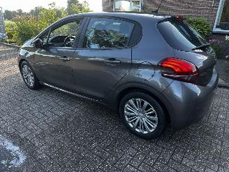 Peugeot 208 1.2 THP 110 signature picture 5