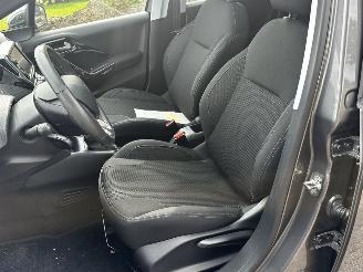 Peugeot 208 1.2 thp allure picture 8