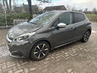 Voiture accidenté Peugeot 208 1.2 tech edition 2019/10