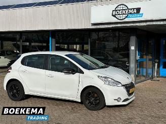 damaged passenger cars Peugeot 208 1.2 e-VTi Active Automaat Navigatie Climate 2014/1