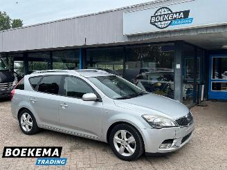 skadebil auto Kia Cee d cee'd 1.4 CVVT Seven Navigatie Airco Cruise Trekhaak 2010/1