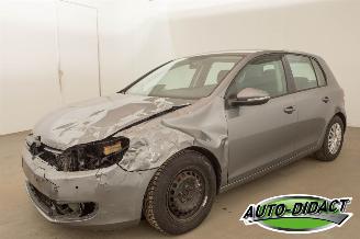 Damaged car Volkswagen Golf 1.6 TDI Navi 2011/2