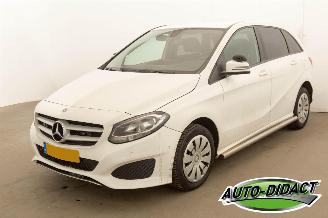 Damaged car Mercedes B-klasse 220D motor kapot Ambition 2019/6