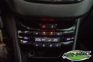 Peugeot 2008 1.2 Allure Clima picture 8