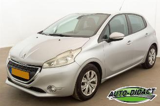 krockskadad bil auto Peugeot 208 1.4 VTi Envy Clima 2012/9