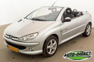 damaged passenger cars Peugeot 206 CC 1.6-16V 98.259 km Clima Quiksilver 2004/7