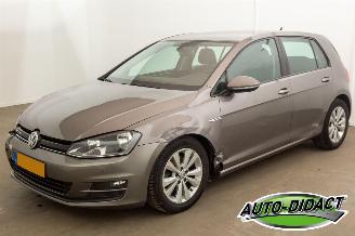 Schadeauto Volkswagen Golf 1.0 TSI Navi Clima Comfortline 2015/10