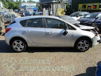 Opel Astra Astra J (PC6/PD6/PE6/PF6) Hatchback 5-drs 1.4 Turbo 16V (A14NET(Euro 5=
)) [88kW]  (10-2010/10-2015) picture 7