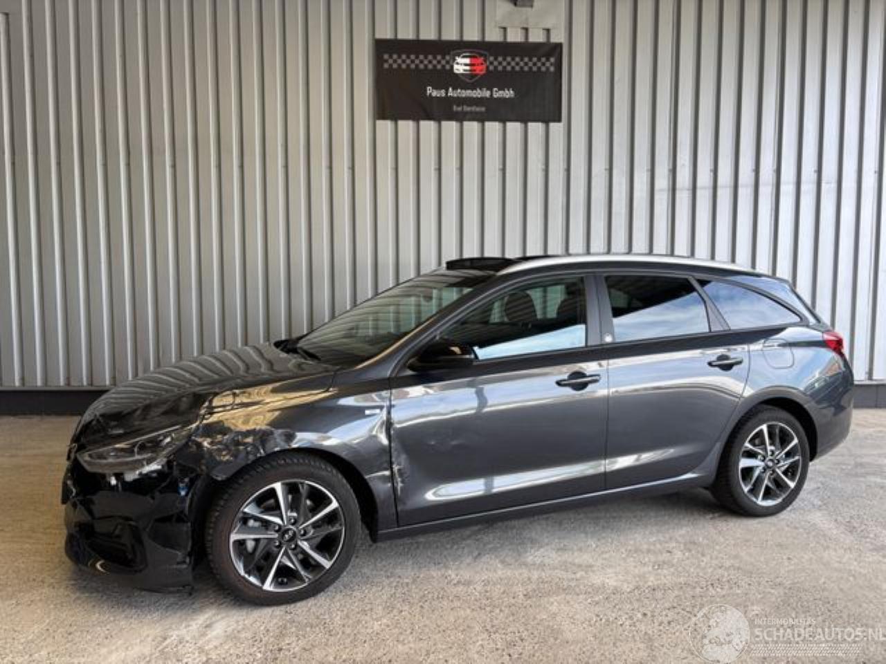 Hyundai I-30 cw Edition 30+ Panorama / R-Kamera / Navi