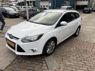 damaged passenger cars Ford Focus 1.0 ecoboost 2013/9