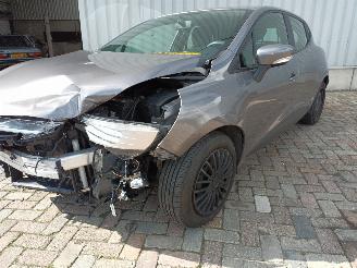 Damaged car Renault Clio Clio IV (5R) Hatchback 5-drs 0.9 Energy TCE 90 12V (H4B-400(H4B-A4)) [=
66kW]  (11-2012/...) 2014/7