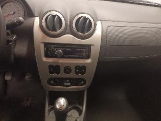 Dacia Sandero Sandero (BS) Hatchback 1.2 16V (D4F-F732) [55kW]  (11-2008/12-2012) picture 14