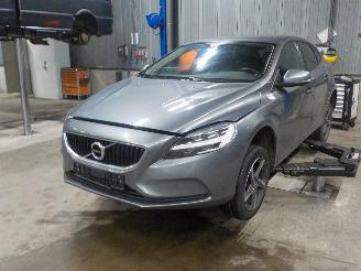 Coche siniestrado Volvo V-40 V40 (MV) 2.0 D2 16V (D4204T8(Euro 6b)) [88kW]  (02-2015/08-2019) 2013