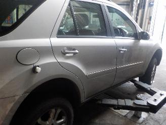 Mercedes ML ML II (164/4JG) SUV 3.0 ML-280 CDI V6 24V (OM642.940) [140kW]  (07-200=
5/07-2009) picture 3
