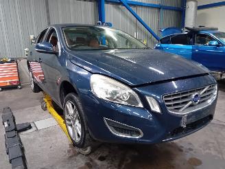 Volvo S-60 S60 II (FS) Sedan 2.4 D5 20V (D5244T10) [151kW]  (04-2010/12-2011) picture 2