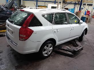 Kia Cee d Cee'd Sporty Wagon (EDF) Combi 1.4 16V (G4FA) [66kW]  (07-2009/12-2012=
) picture 3