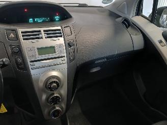 Toyota Yaris Yaris II (P9) Hatchback 1.3 16V VVT-i (2SZFE) [64kW]  (08-2005/11-2010=
) picture 16