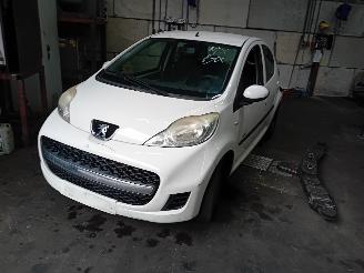 demontáž osobní automobily Peugeot 107 107 Hatchback 1.0 12V (384F(1KR)) [50kW]  (06-2005/05-2014) 2010