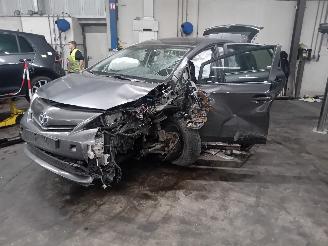 demontáž osobní automobily Toyota Prius Prius Plus (ZVW4) MPV 1.8 Hybrid 16V (2ZRFXE) [100kW]  (05-2011/...) 2013