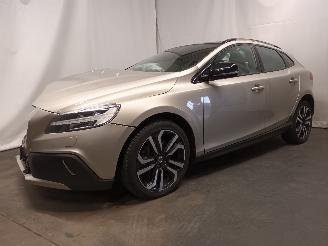Volvo V-40 V40 Cross Country (MZ) Hatchback 5-drs 1.5 T3 16V Geartronic (B4154T4(=
Euro 6b)) [112kW]  (04-2015/08-2019) picture 3