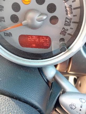 Mini Mini Mini Cooper S (R53) Hatchback 1.6 16V (W11-B16A) [120kW]  (03-2002/09-=
2006) picture 2