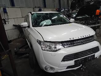 Mitsubishi Outlander Outlander (GF/GG) SUV 2.0 16V PHEV 4x4 (S61) [147kW]  (01-2014/12-2021=
) picture 2