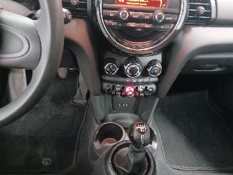 Mini Mini Mini (F56) Hatchback 3-drs 1.5 12V One D (B37C15A) [70kW]  (03-2014/..=
=2E) picture 20