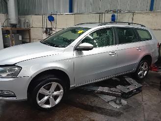 Vrakbiler auto Volkswagen Passat Passat Variant (365) Combi 1.6 TDI 16V Bluemotion (CAYC(Euro 5)) [77kW=
]  (08-2010/12-2014) 2011/4