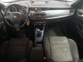 Alfa Romeo Giulietta Giulietta (940) Hatchback 1.6 JTDm 16V (940.A.3000) [77kW]  (04-2010/0=
2-2016) picture 10