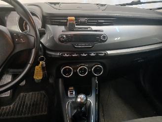 Alfa Romeo Giulietta Giulietta (940) Hatchback 1.6 JTDm 16V (940.A.3000) [77kW]  (04-2010/0=
2-2016) picture 14