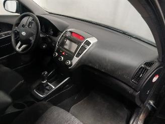 Kia Cee d Cee'd Sporty Wagon (EDF) Combi 1.4 16V (G4FA) [66kW]  (07-2009/12-2012=
) picture 8